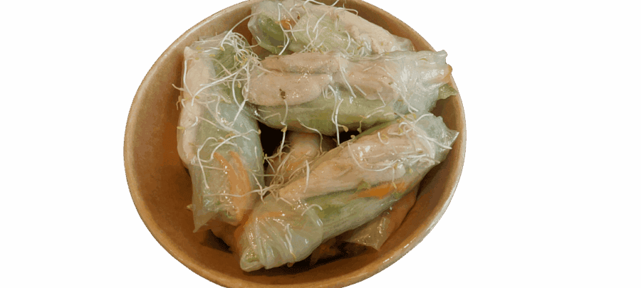 Verse loempia's geserveerd in een kom, vers en knapperig, ideaal voor Aziatische snacks.