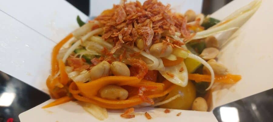 Verse Aziatische salade met groenten, pinda's en crispy uitjes.