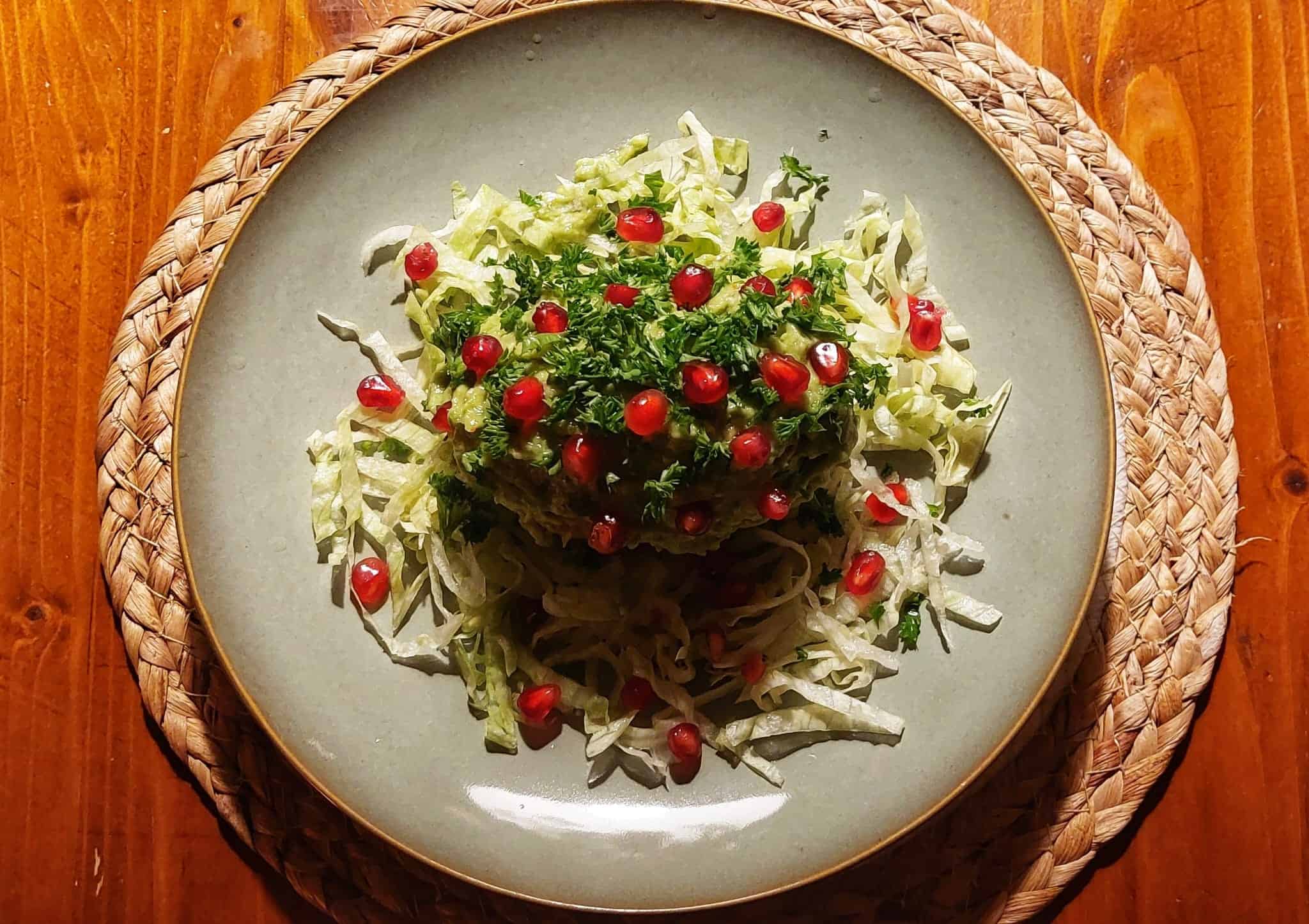 Verse salade met frisse sla, pomegranate en kruiden.