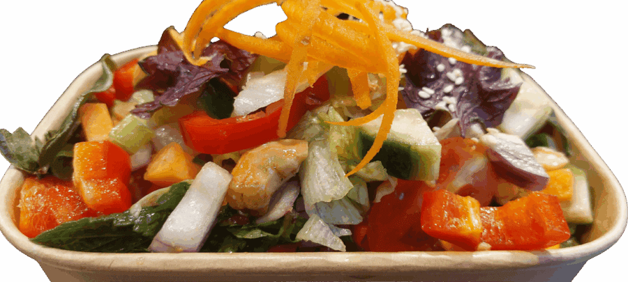 Verse salade met gemengde groenten en verse kruiden.