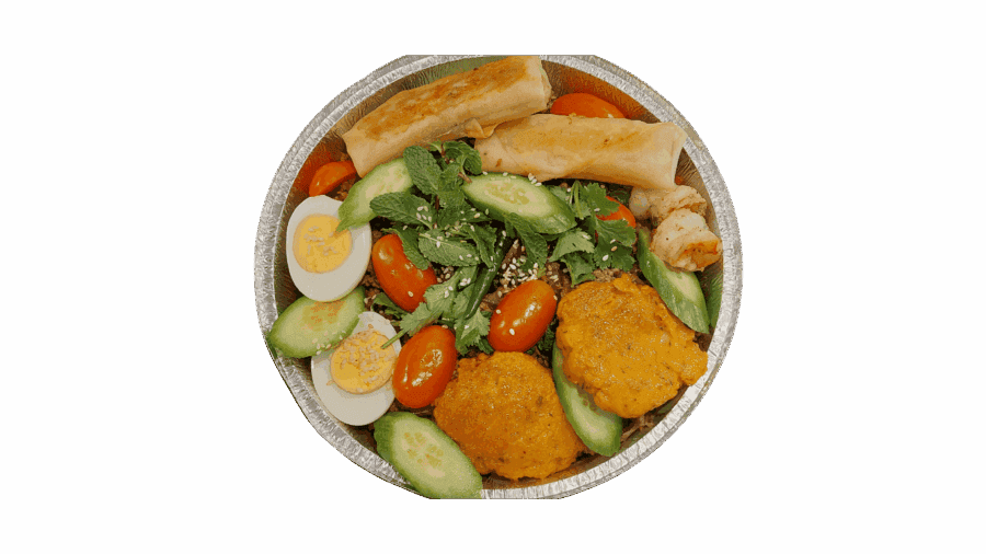 Gezonde Thaise salade met verse groenten en krokante kroepoek.