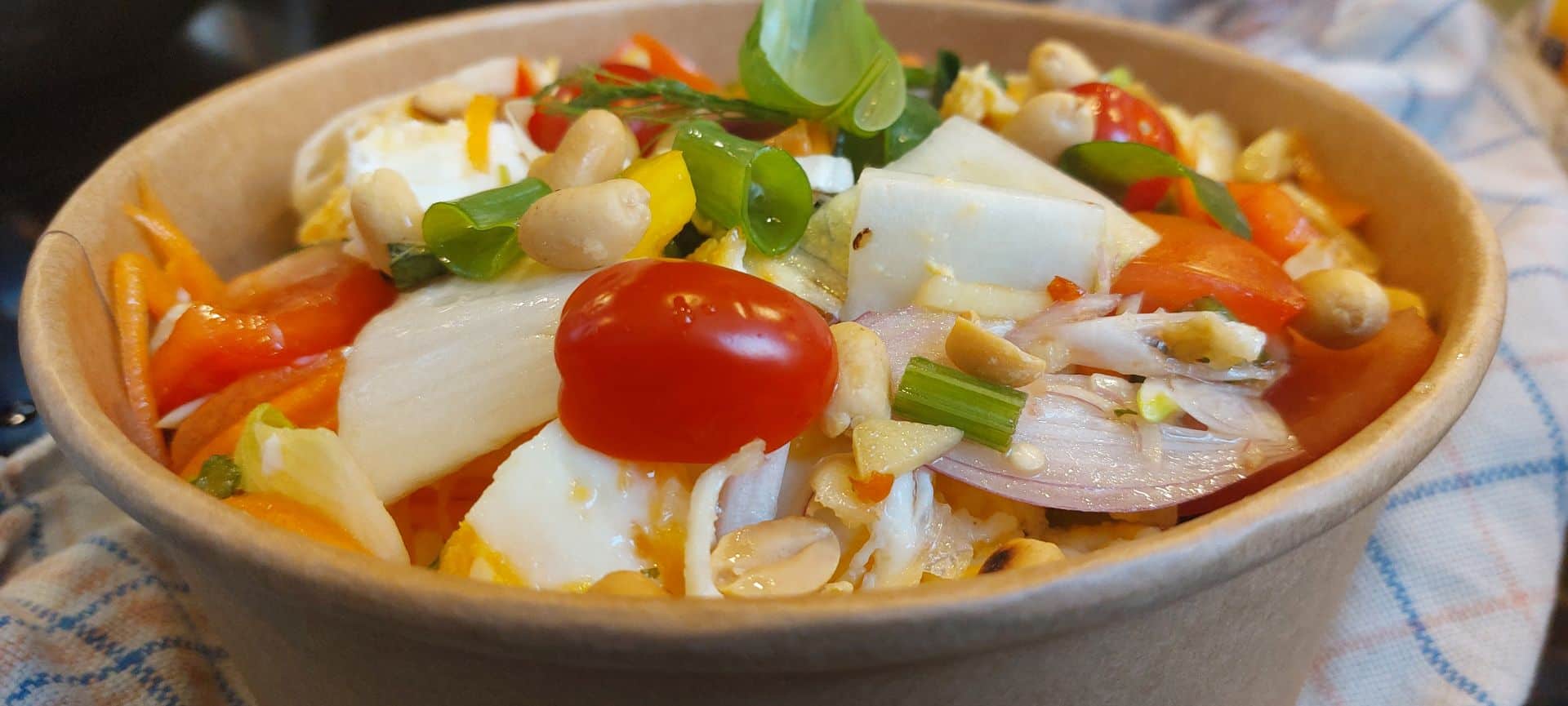 Heerlijke salades vol verse groentes bestel je ook eenvoudig bij Siam Kitchen Rotterdam