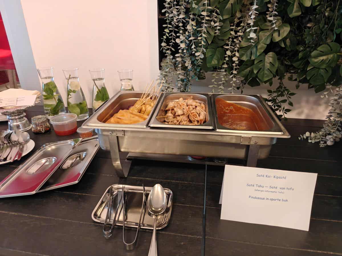Buffet met Thaise bedrijfscatering: kipsaté, tofusaté en pindasaus in aparte bak